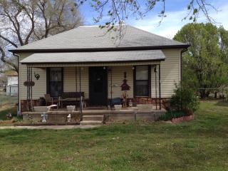 608 Maple Ave, Newkirk, OK 74647-1009