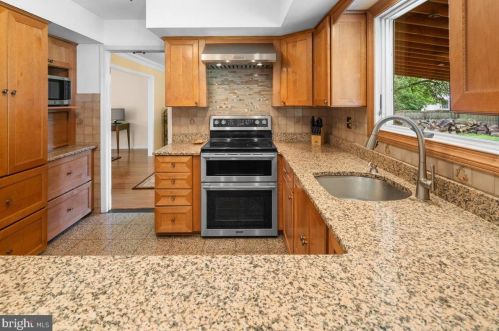 1 Teak Ln, Princeton NJ 08540-4724 exterior