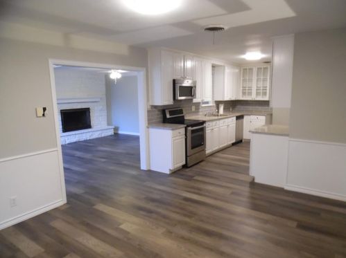 252 Belle St, Bedford, TX 76022-6213