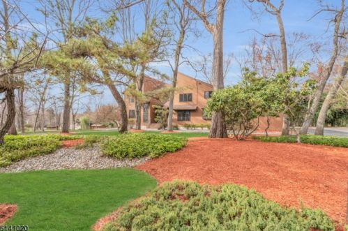 5 Stonehenge Ln, Bridgewater, NJ 08807-2063