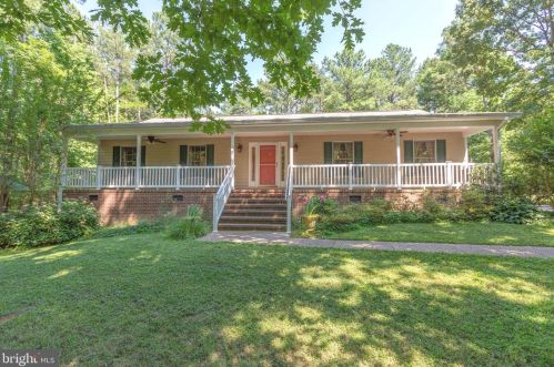 8101 Woods Dr, Fredericksburg, VA 22408-8864
