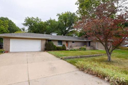 10820 Sleepy Holw, Peoria IL  61615-1126 exterior