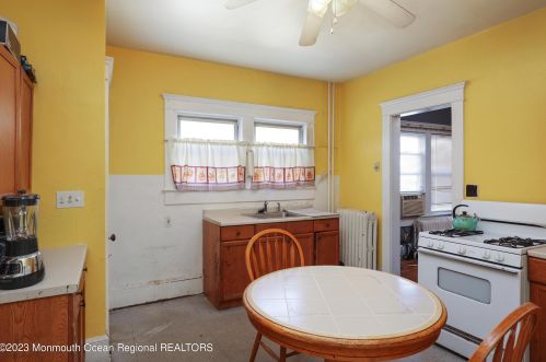 11 Rdg Ave, Tinton Falls NJ 07712-6746 exterior