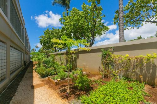 1 Keahole Pl, Honolulu HI  96825-3401 exterior