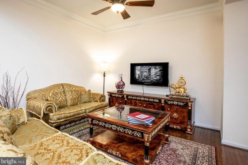 9 Nestlewood Way, Princeton NJ  08540-6132 exterior