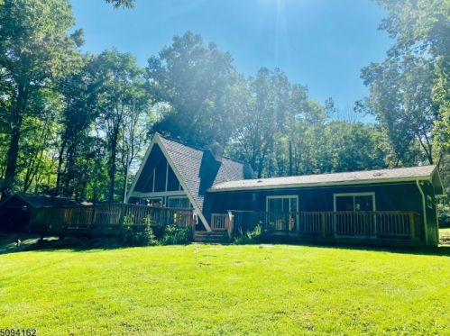 11 Benton Rd, Columbia, NJ 07832-2704