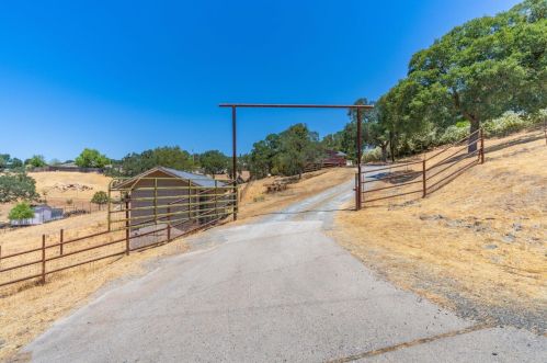 8803 Orielly St, Valley Springs, CA 95252-9145