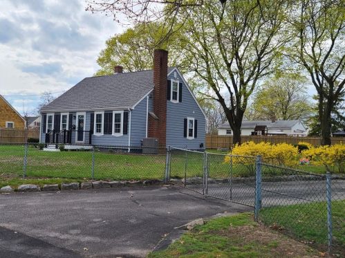 147 Carolyn St, Warwick, RI 02886-2405