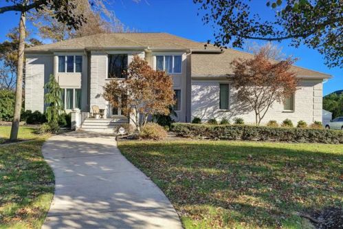 28 Oxford Dr, Tinton Falls, NJ 07712-3266