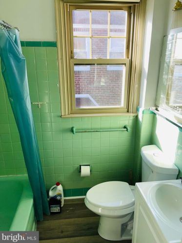 8125 Farnsworth St, Philadelphia PA 19152-3008 exterior