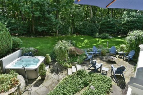126 Glen Hill Dr, South Kingstown, RI 02874-1919