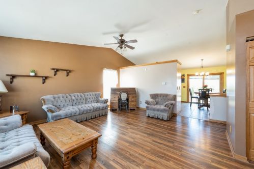 615 Driftwood Ln, Alden, IL 60033-8324