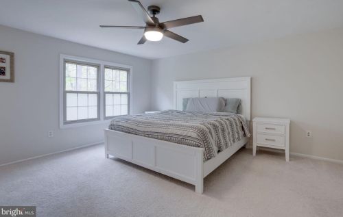 5707 Oak Leather Dr, Springfield VA  22015-2315 exterior