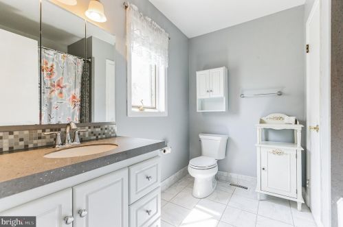 142 Hawthorne Ave, Tavistock NJ 08033-1401 exterior