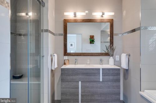 720 4 St, Philadelphia PA 19147-3127 exterior