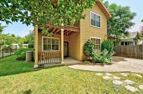 1102 Clermont Ave, Austin TX  78702-5215 exterior