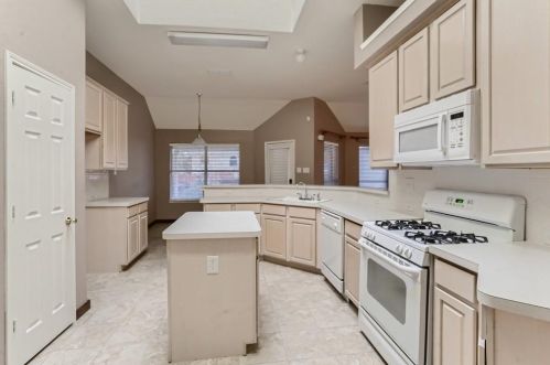 1401 Summerhill Dr, Carrollton TX 75007-6049 exterior