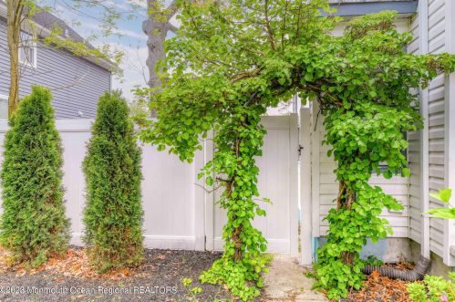 819 Dunlewy St, Tinton Falls NJ  07712-5738 exterior