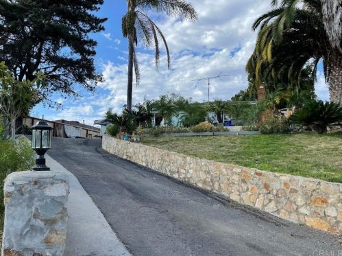 750 Crescent Dr, Vista, CA 92084-6235