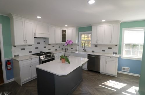 123 Cottage Pl, Gillette, NJ 07933-1601