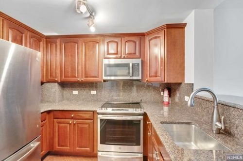 5506 City Pl, Edgewater NJ  07020-3172 exterior