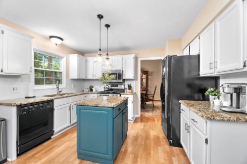 577 Plank Rd, Naperville, IL 60563-3268