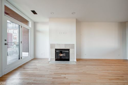 2934 River Walk Dr, Chicago, IL 60618-1167