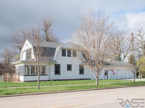 300 Church Ave, Hills, MN 56138-1037