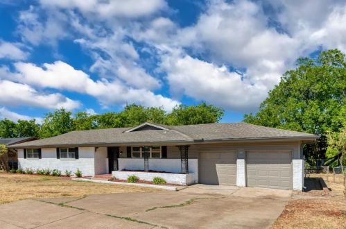 4516 Rolling Hills Dr, Fort Worth TX  76119-4558 exterior