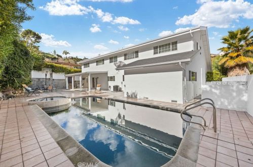 1851 Greenbriar Rd, Glendale CA  91207-1064 exterior
