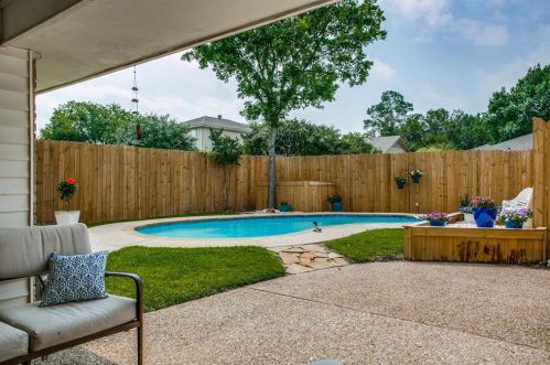 2702 Peach Tree Dr, Carrollton TX 75006-4735 exterior