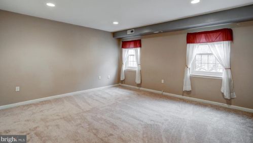 17 Valleybrook Dr, Lancaster PA  17601-4619 exterior