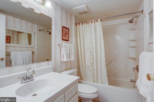 54 Valleybrook Dr, Lancaster PA  17601-4612 exterior