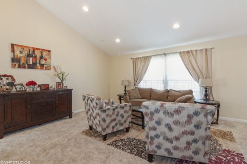 587 Carriageway Dr, Buffalo Grove, IL 60089-4105