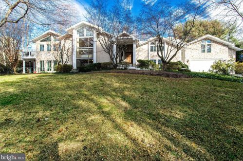 10200 Forest Lake Dr, Great Falls, VA 22066-3609