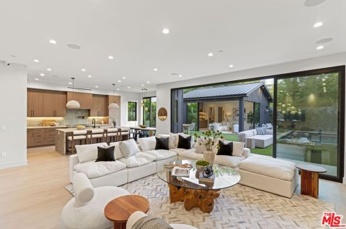 15754 Morrison St, Van Nuys CA  91436-1544 exterior
