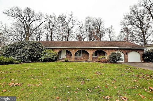 70 Laurel Dr, Hanover, PA 17331-9348