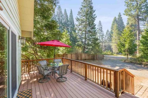3235 Hill Crest Dr, Peninsula Village, CA 96137-9717