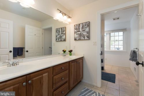 19 Derwent Dr, Princeton NJ  08540-7551 exterior