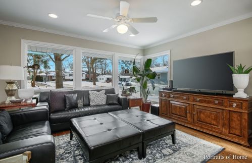914 Hickory Ln, Naperville, IL 60540-7518