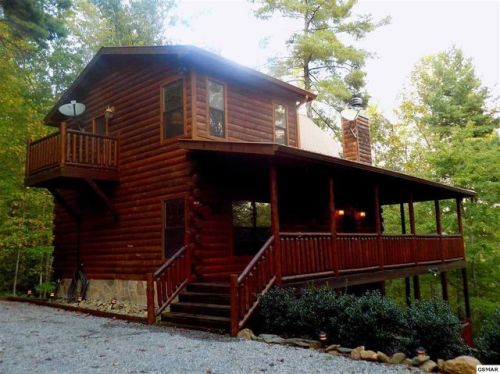 2439 Woodside Ln, Pigeon Forge, TN 37862-7948