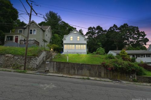 390 Farmington Ave, Waterbury, CT 06710-1227
