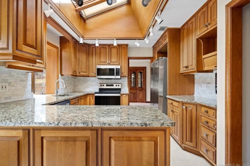 1510 Sullivan Ave, Wapping CT  06074-2711 exterior