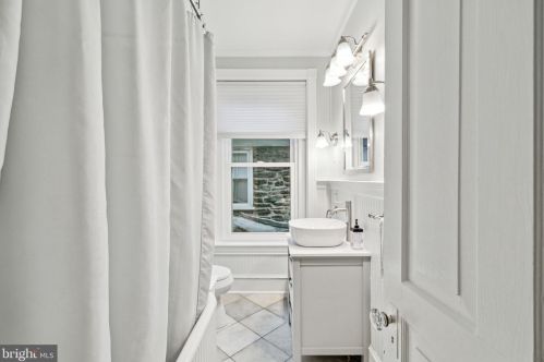 25 Gravers Ln, Philadelphia PA 19118-0041 exterior