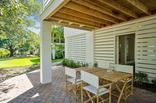 8 Ocean Park Ct, Isle Of Palms SC  29451-2244 exterior