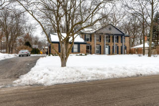 38 Berkshire Ln, Half Day, IL 60069-3302