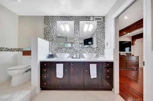 1664 Las Flores Dr, Glendale CA  91207-1200 exterior