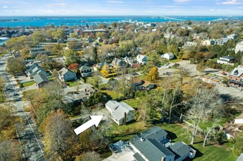 70 Memorial Blvd, Middletown, RI 02840-3648