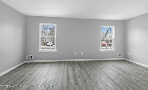 52 Redwood Dr, Tinton Falls NJ 07712-8702 exterior