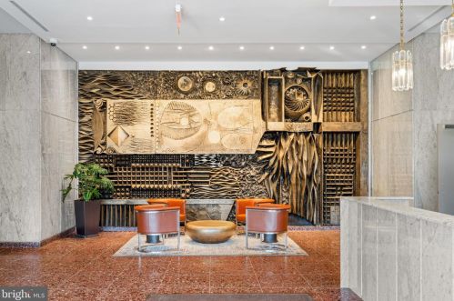 201 8th St, Philadelphia PA  19106-3519 exterior